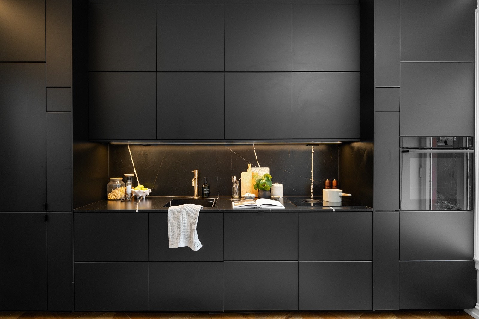 - Integrert stekeovn, induksjonstopp med integrert ventilator, oppvaskmaskin og kjøl-/ fryseskap - Galleribilde