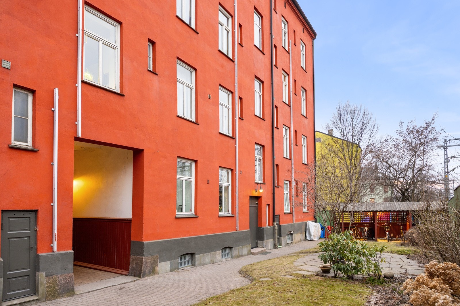 - Hyggelig indre gårdsrom med plen, planter, busker og sittegrupper samt sykkelskur - Galleribilde