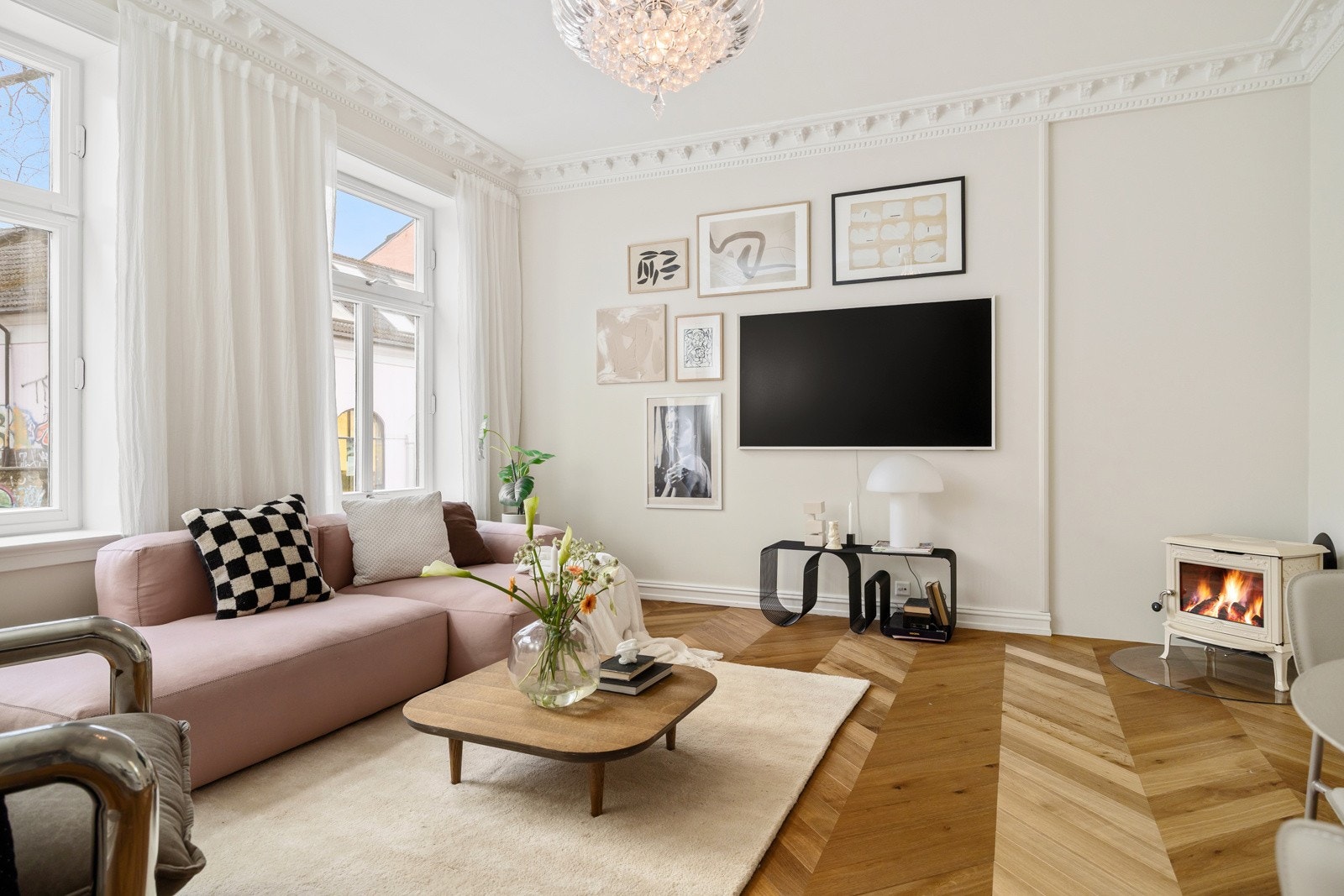 - Store vindusflater som gir svært gode lysforhold og hyggelig utsikt - Galleribilde