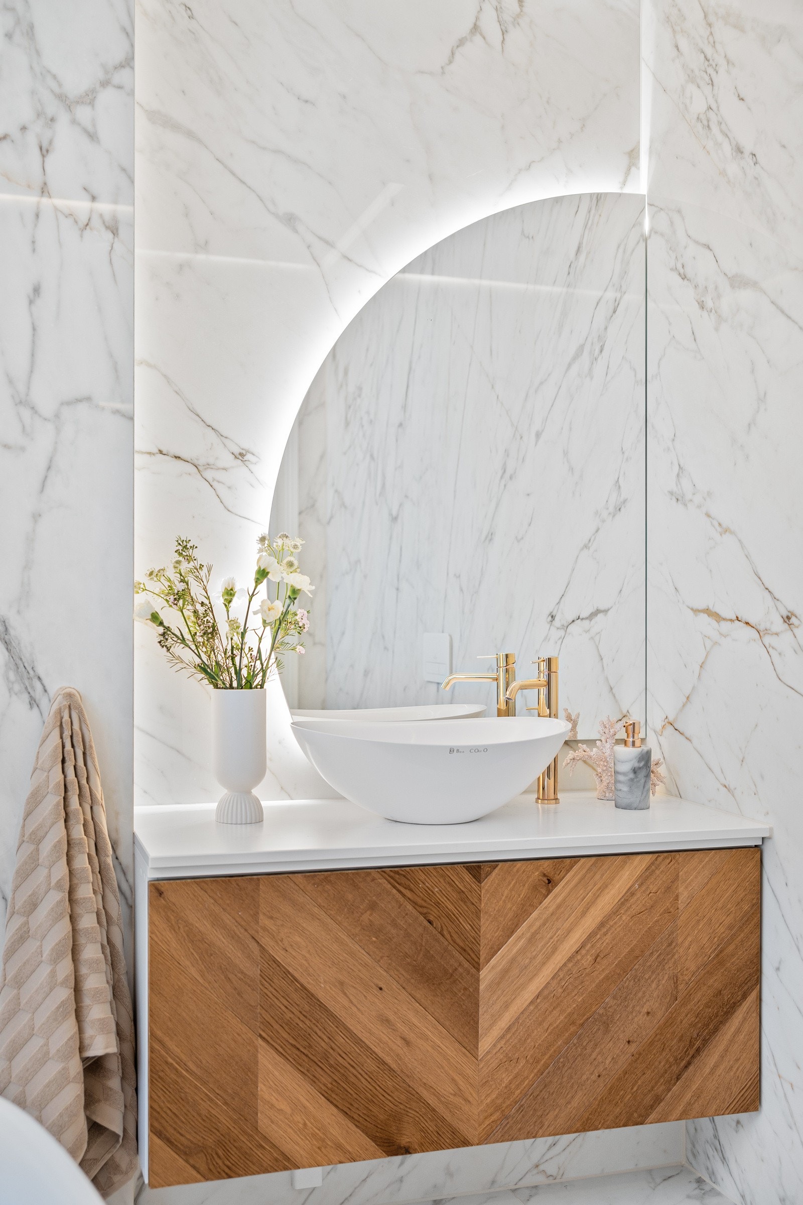 - Designservant med underliggende skap og speil med lys - Galleribilde