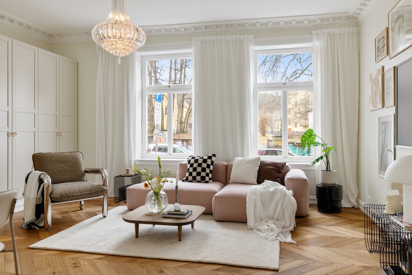 - Leiligheten vender mot rolig, trafikkstille gate og indre gårdsrom - Galleribilde