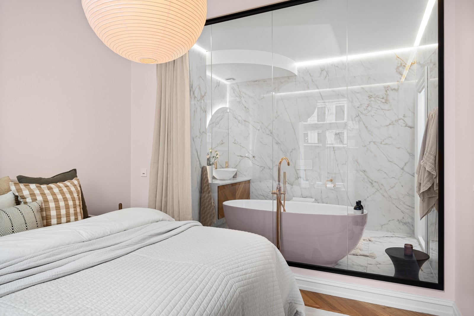 - Soverom mot bad. Det er montert gardin som skjuler glassveggen mot badet - Galleribilde