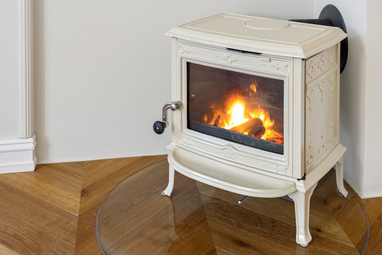 - Moderne vedovn som varmer godt på kalde høst- og vinterkvelder (pipeløpet er rehabilitert) - Galleribilde