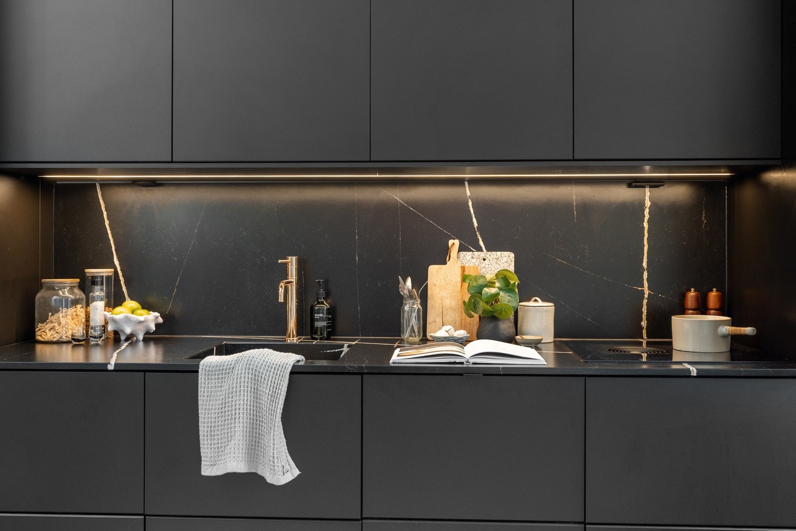 - Komfyrvakt og lekkasjevarsler er montert - Galleribilde