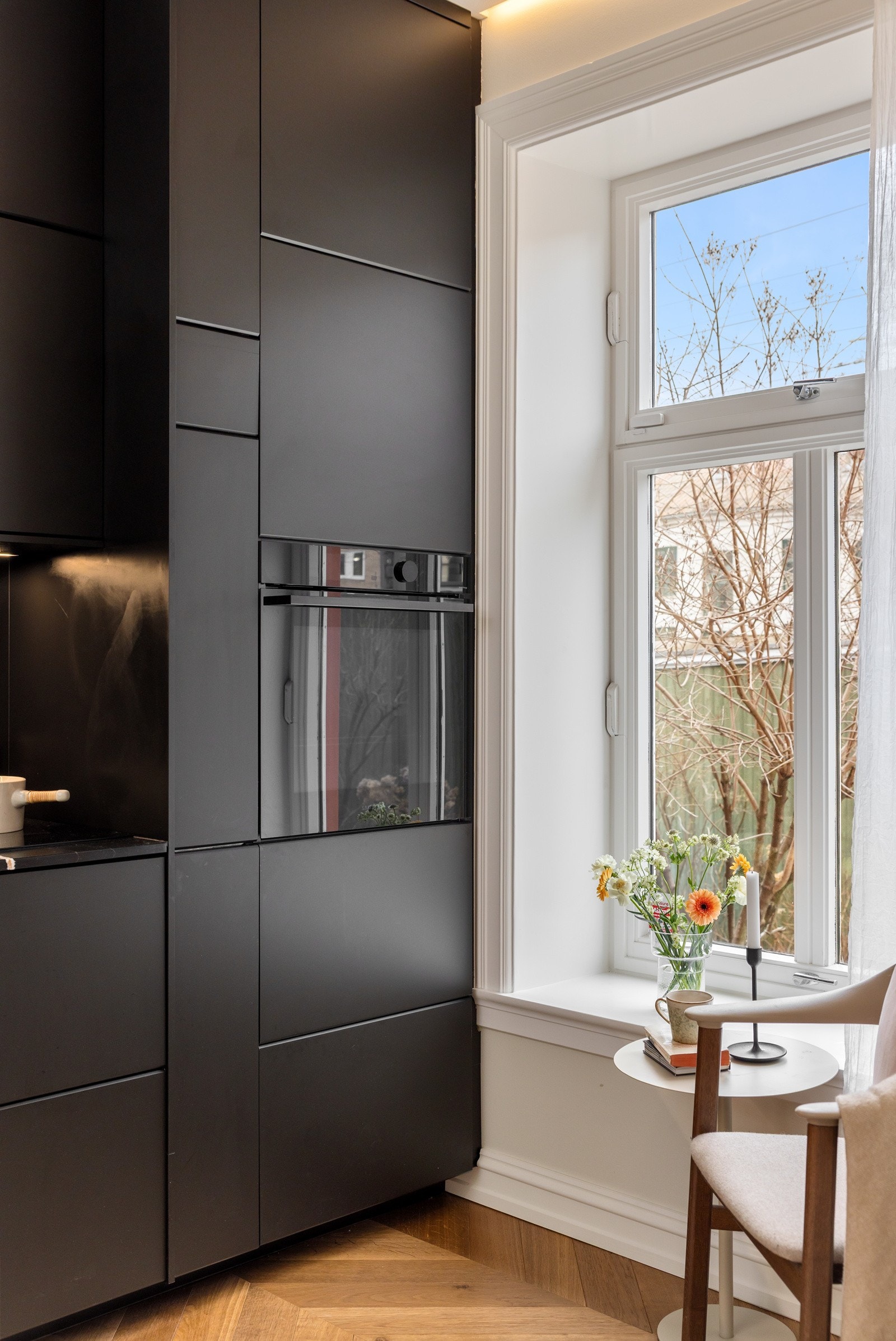 - Hyggelig utsikt mot flott beplantet indre gårdsrom - Galleribilde