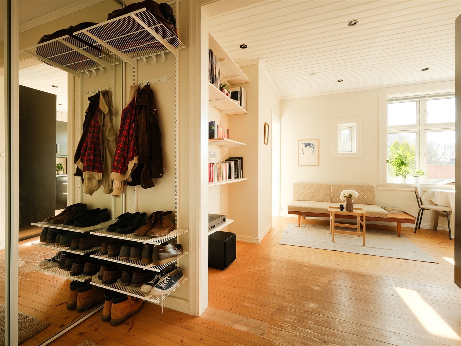 Meget praktisk entré med god plass til oppbevaring i åpne hyller og skyvedørsgarderobe. Galleribilde