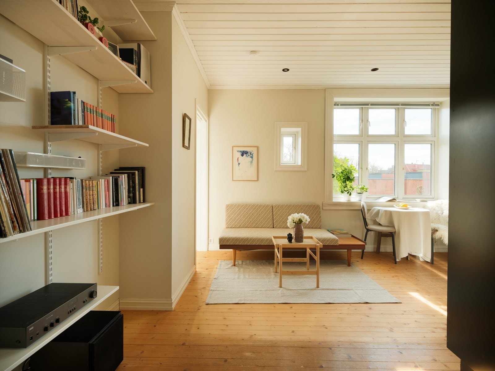 Stort vindu som slipper inn godt med naturlig lys og takhøyde på 2,60 meter. Galleribilde