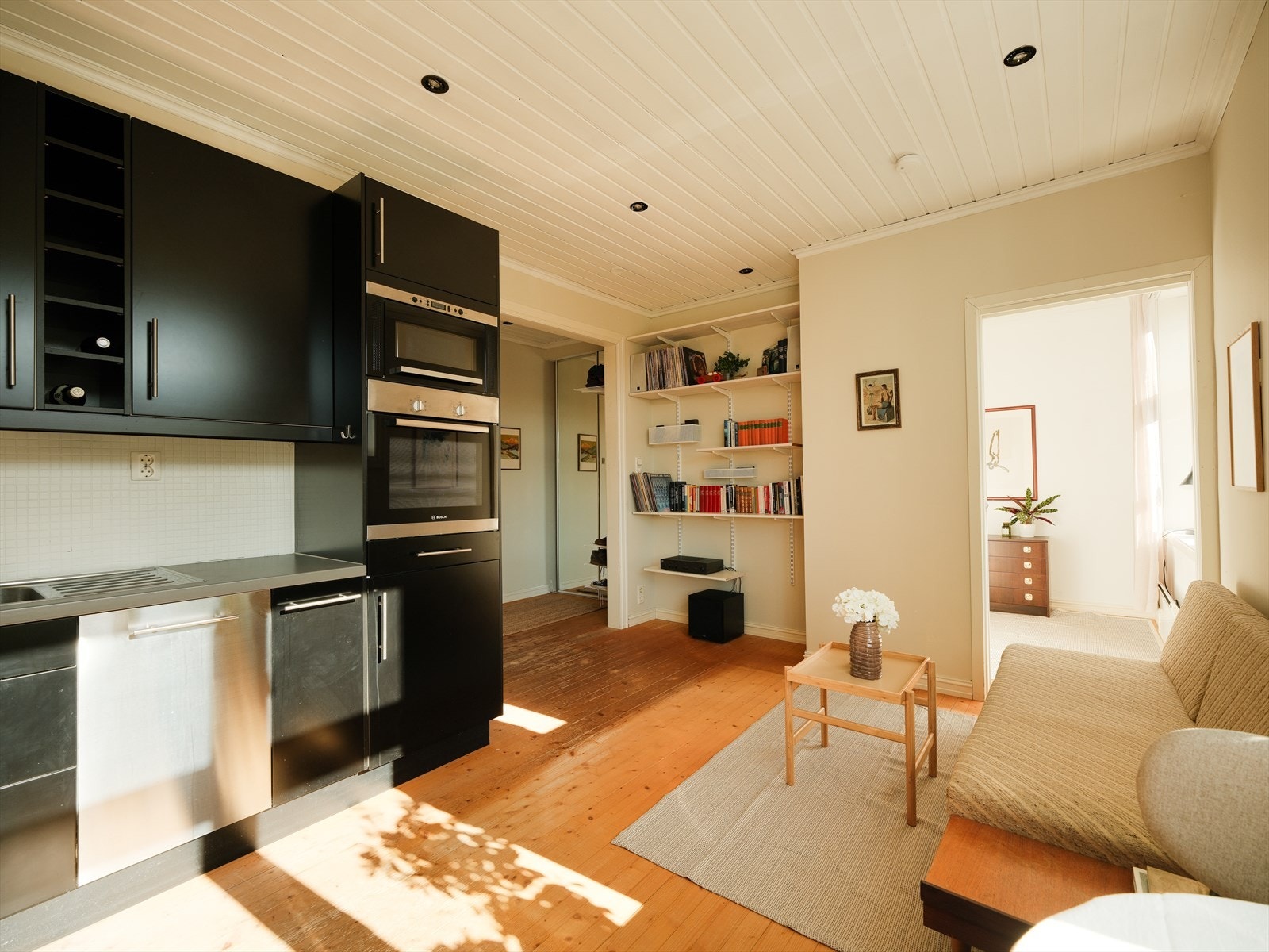 Legg merke til alt det naturlige lyset som skinner inn i rommet. Galleribilde