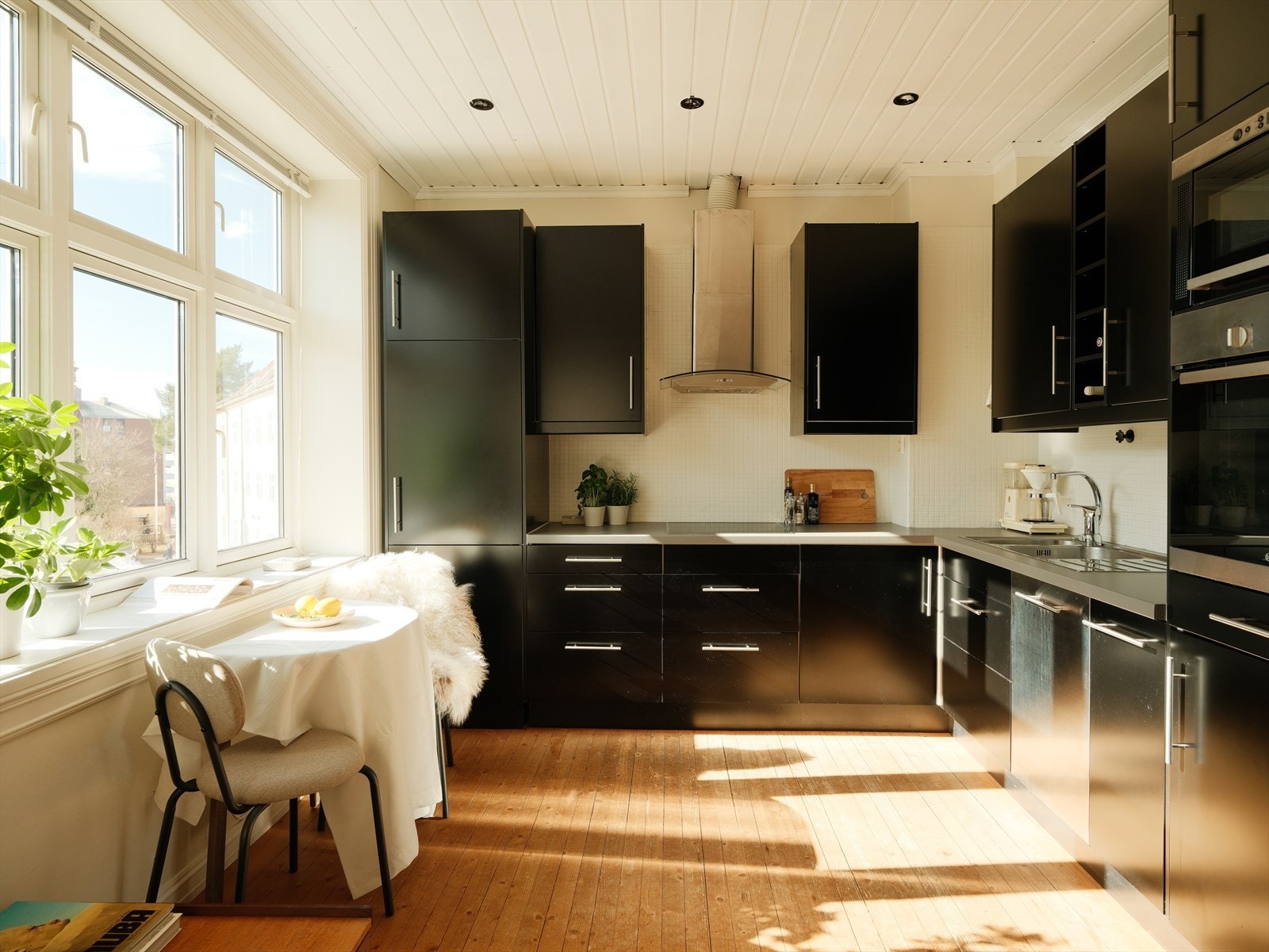 Velutstyrt romslig kjøkken med åpen løsning mot stue. På kjøkkenet har du plass til spisebord for sosiale sammenkomster. Galleribilde