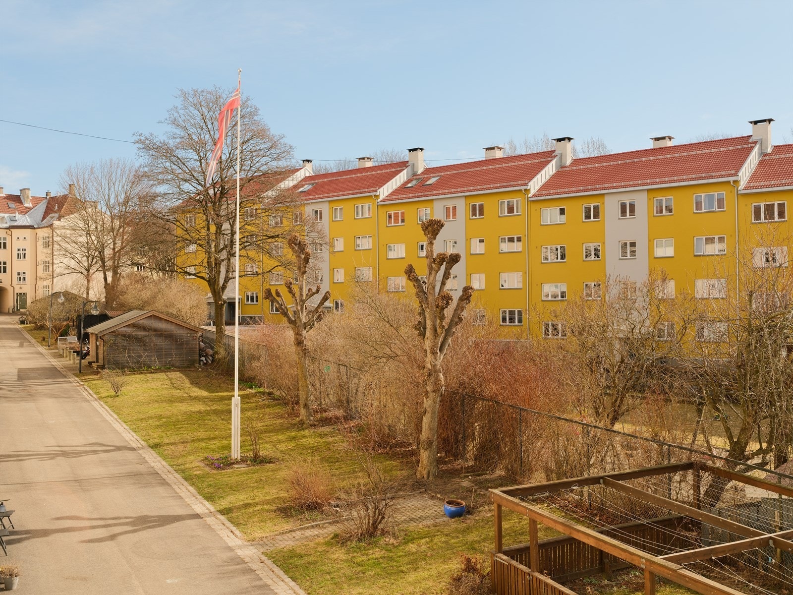 Utsikt mot borettslagets bakgård. Galleribilde
