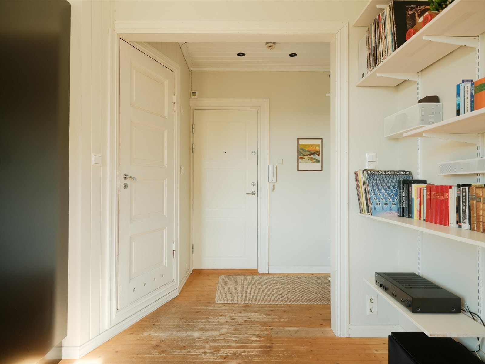 Yttergang med porttelefon montert på vegg. Praktisk med inngang til bad fra stue/gang. Galleribilde