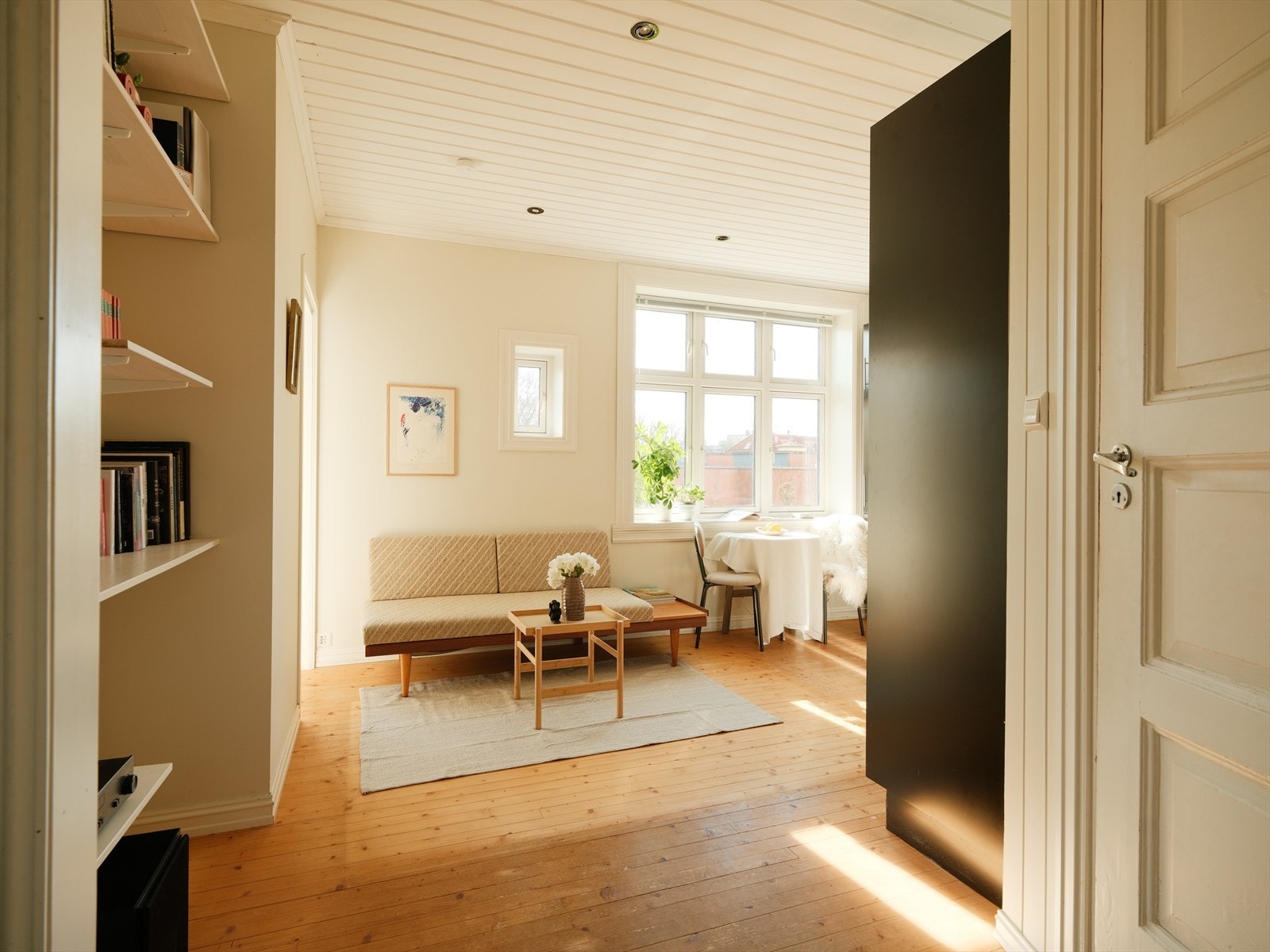 Leiligheten vender i sin helhet mot indre gårdsrom. Galleribilde