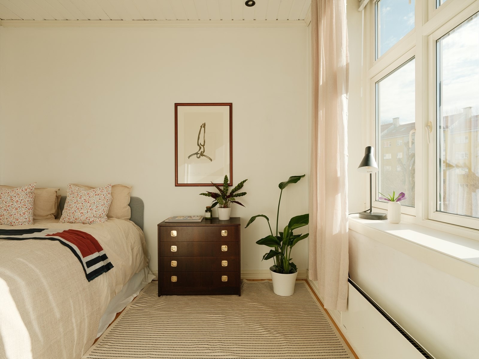 Leiligheten har et romslig soverom med god plass til dobbeltseng. Galleribilde