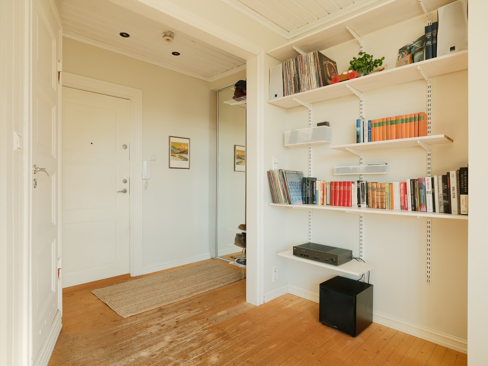 God plass til oppbevaring i diverse hylleløsninger og skap. Galleribilde