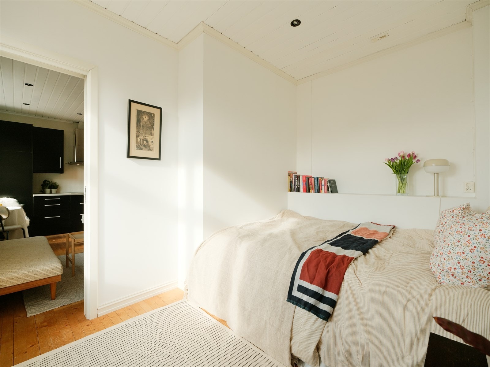 Hele leiligheten er malt i lyse farger. Galleribilde