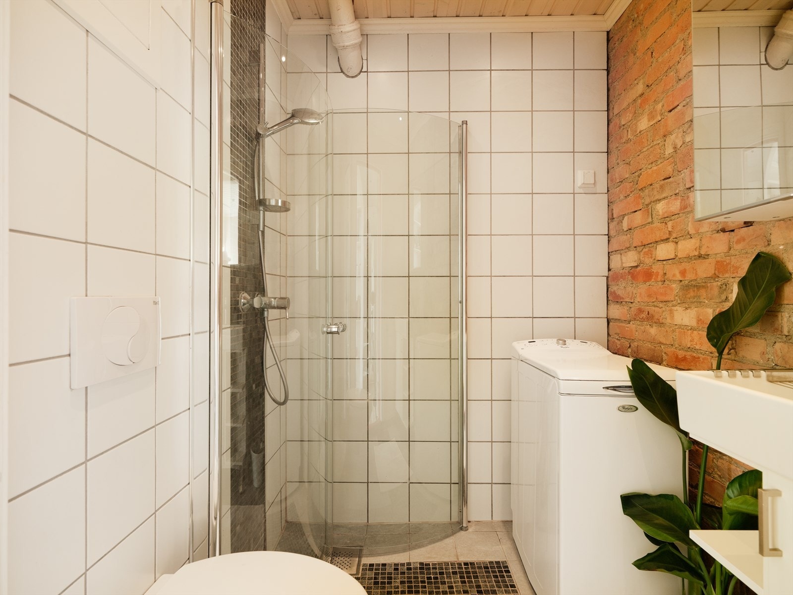 Badet har gulvvarme og downlights i tak. Galleribilde