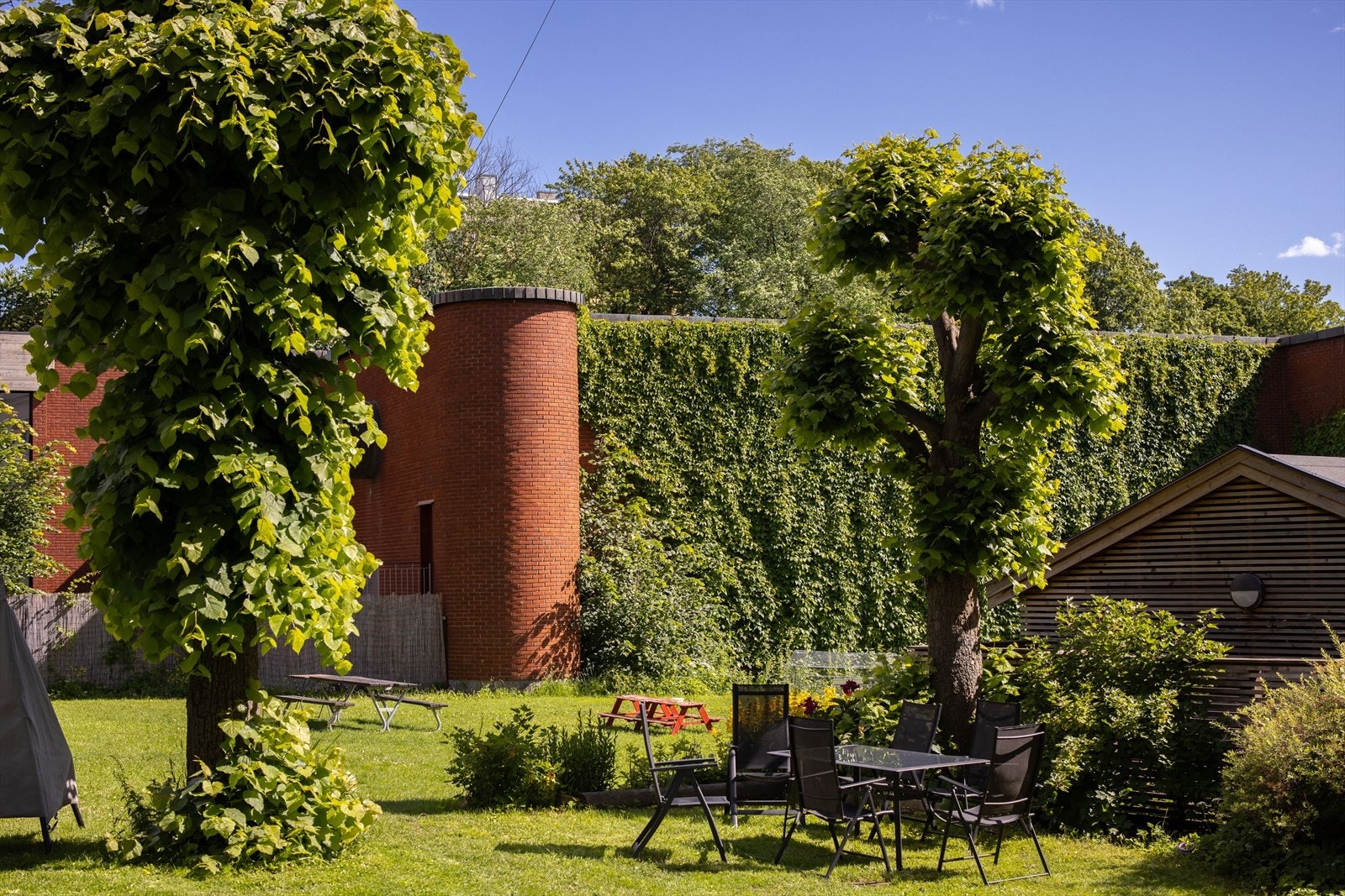 Du finner flere hyggelige sittegrupper og grillplasser i bakgården. Gode muligheter for å invitere venner og familie på sosiale sammenkomster. Galleribilde