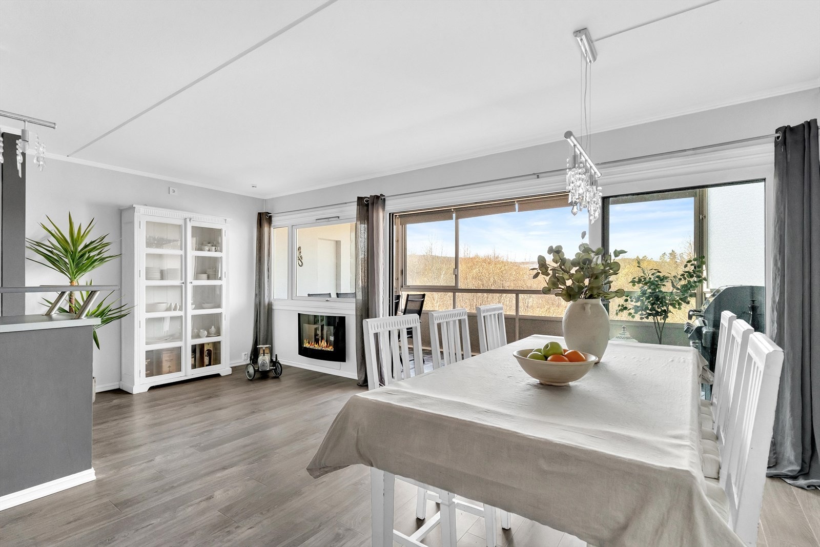 Store vinduer tilfører rommet godt med naturlig lys. Galleribilde