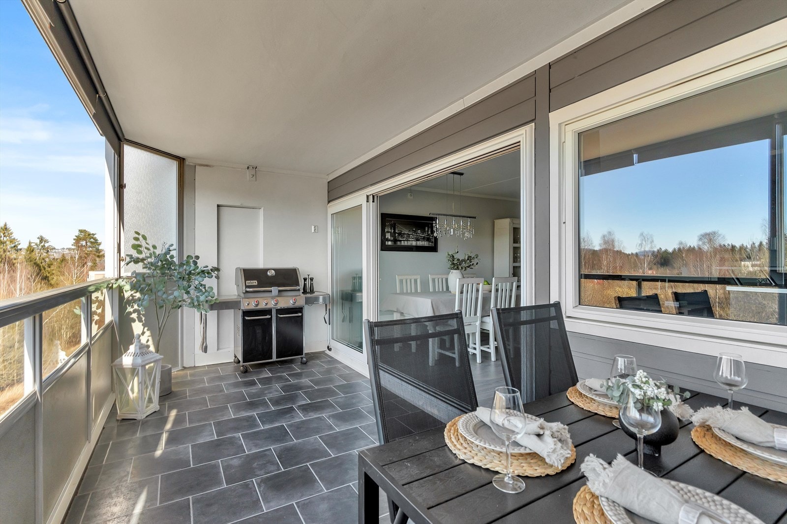 Det er god plass til flere sittegrupper, beplantning og elektrisk grill. Galleribilde