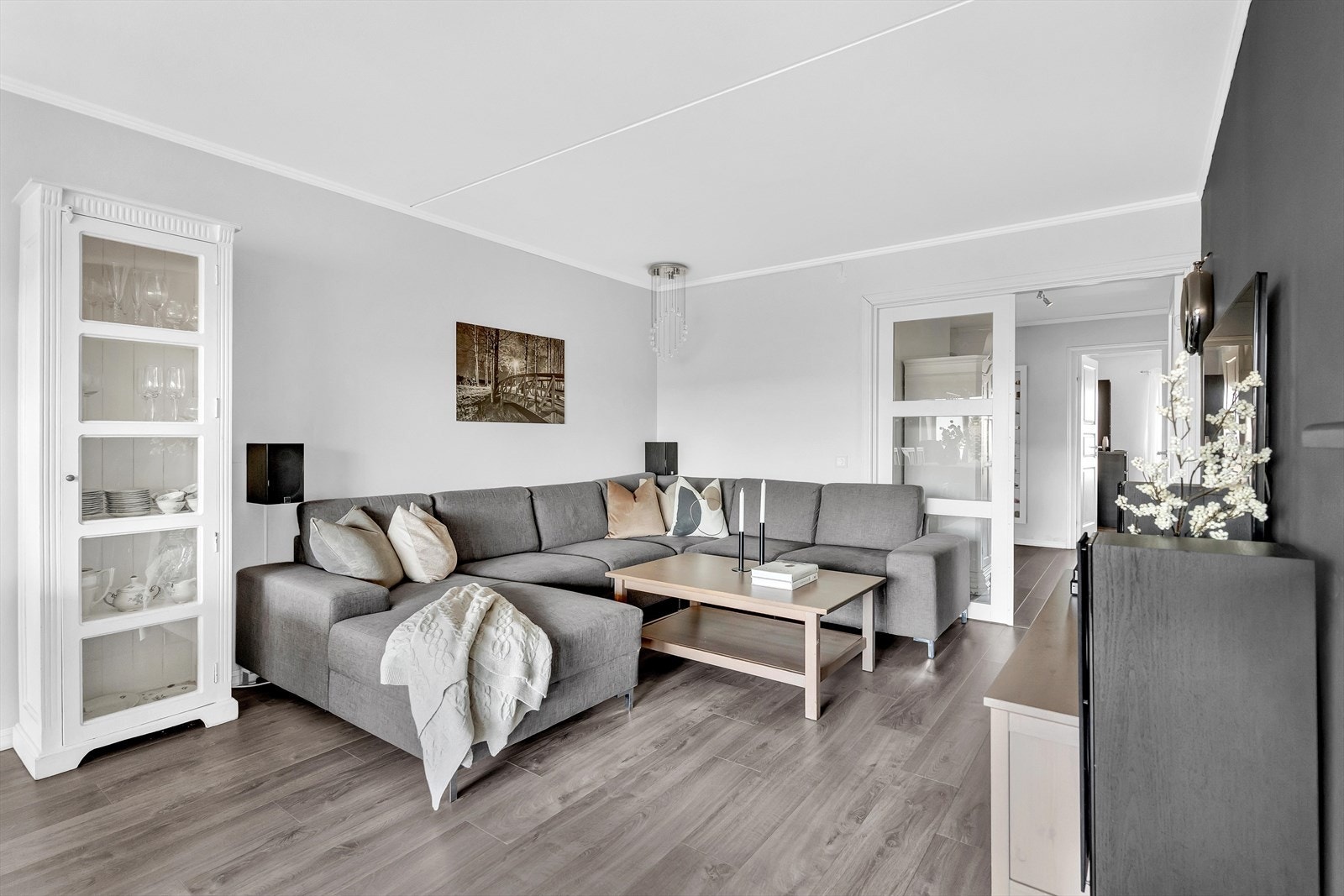 I stuen er det godt med naturlig lysinnslipp fra de store vindusflatene. Galleribilde