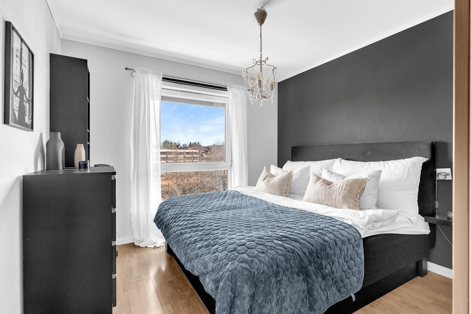 Hovedsoverommet er stort og har god plass til dobbeltseng, nattbord og garderobeløsning. Galleribilde