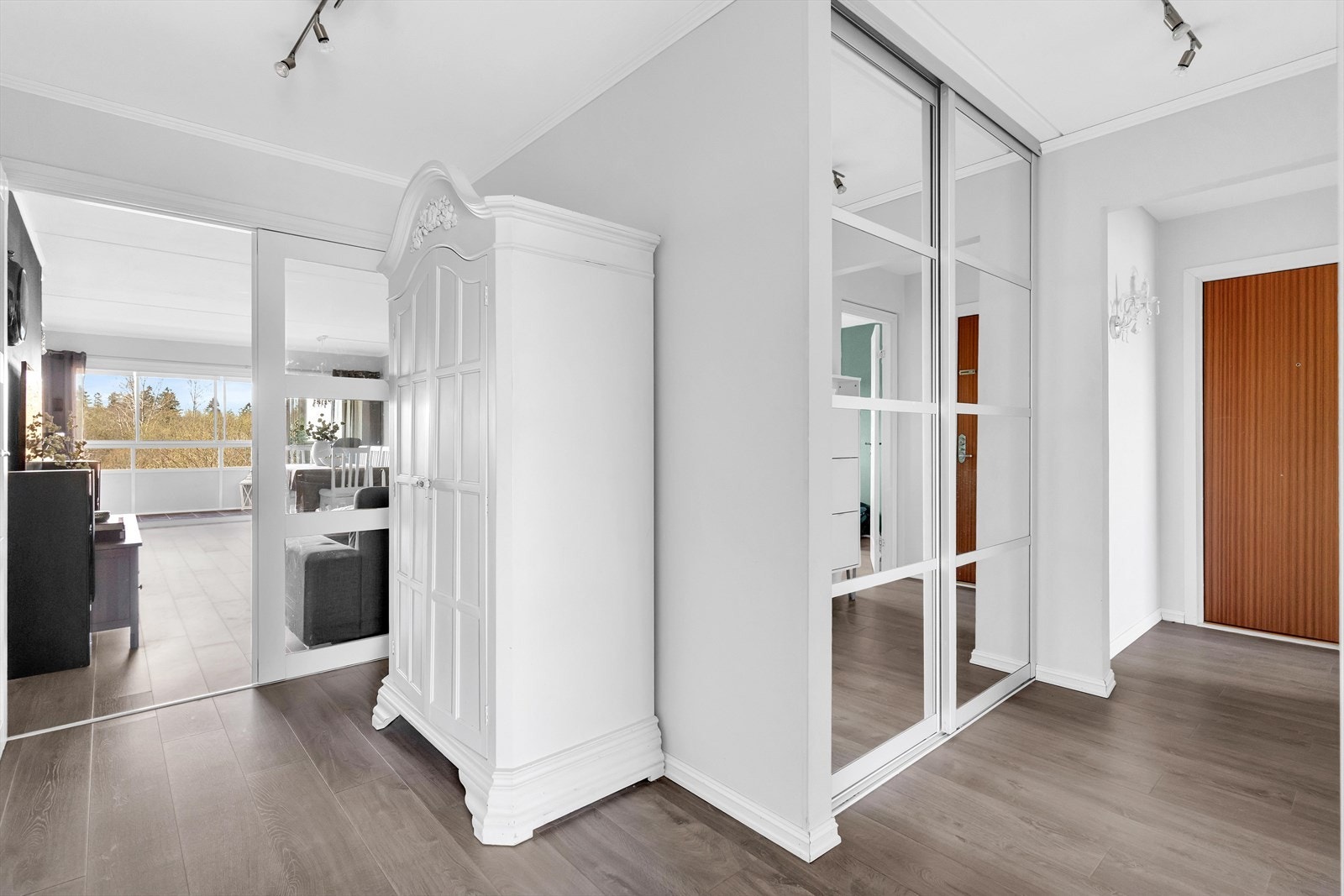 Gang med skyvedører med speilfronter inn til boden. Her er det god plass til å henge fra seg yttertøyet. Galleribilde