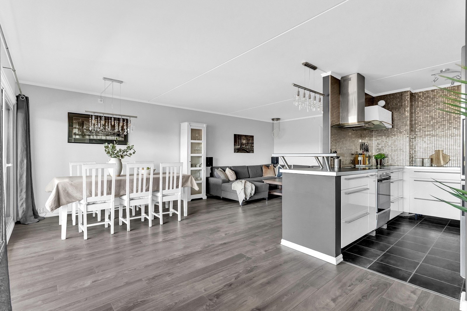 Dette er en attraktiv 4-roms leilighet med stor, innglasset balkong og god planløsning! Galleribilde