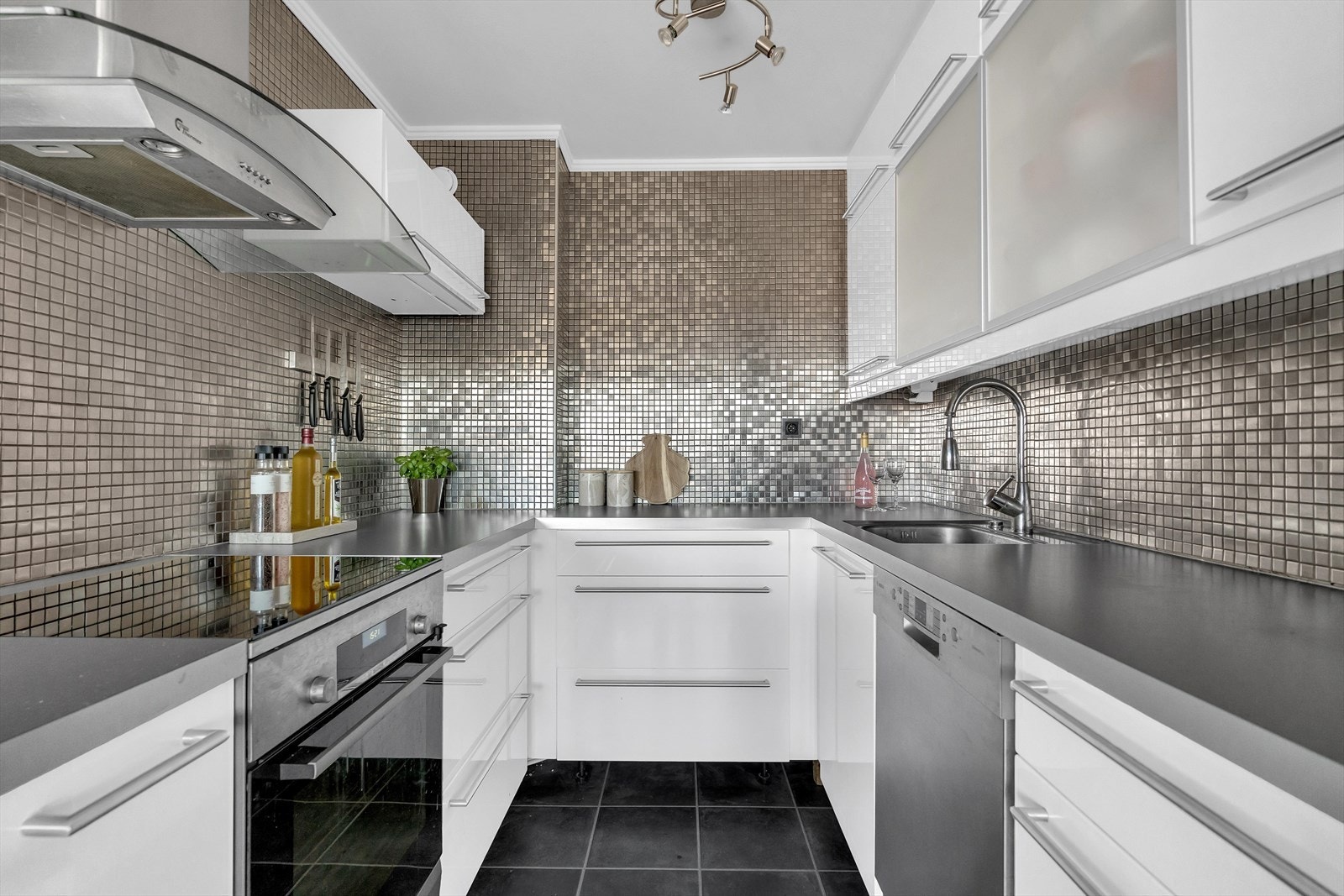 Kjøkkenet har en bruksvennlig og praktisk U-form med mye arbeidsplass. Galleribilde