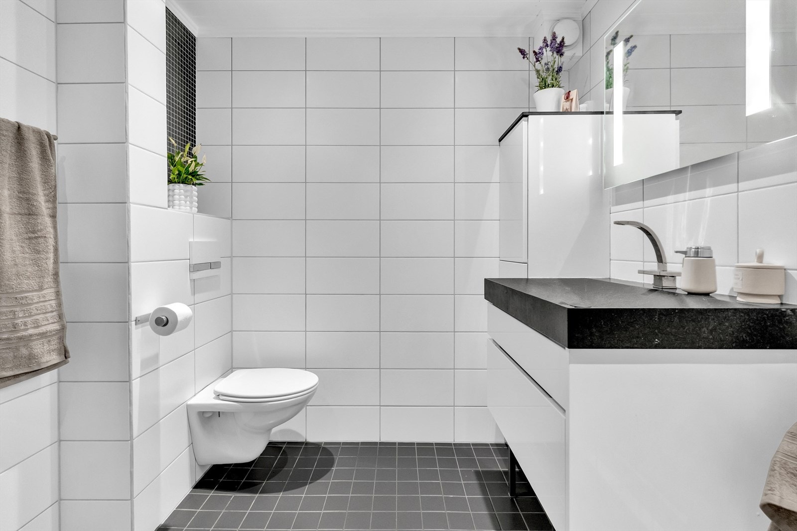 Badet har tidløse fliser på vegger og gulv, og fremstår som meget delikat. Galleribilde