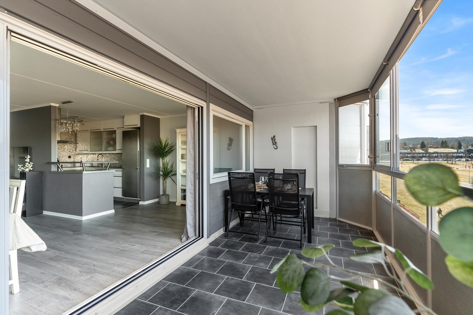 Balkongen er på hele 14 kvm og er svært usjenert med hyggelig utsyn. Galleribilde