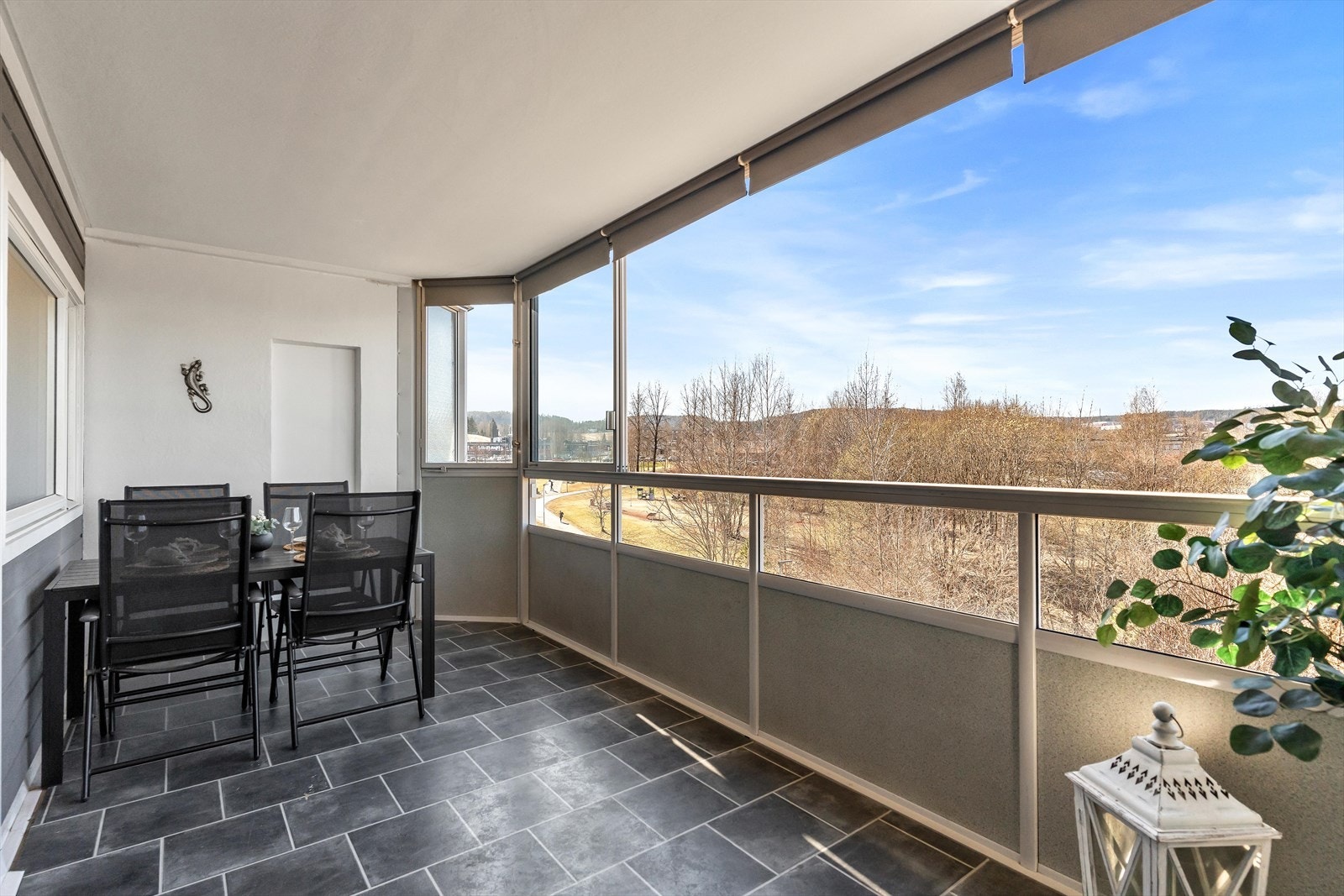 Romslig innglasset balkong mot vest gir herlige solforhold. Galleribilde