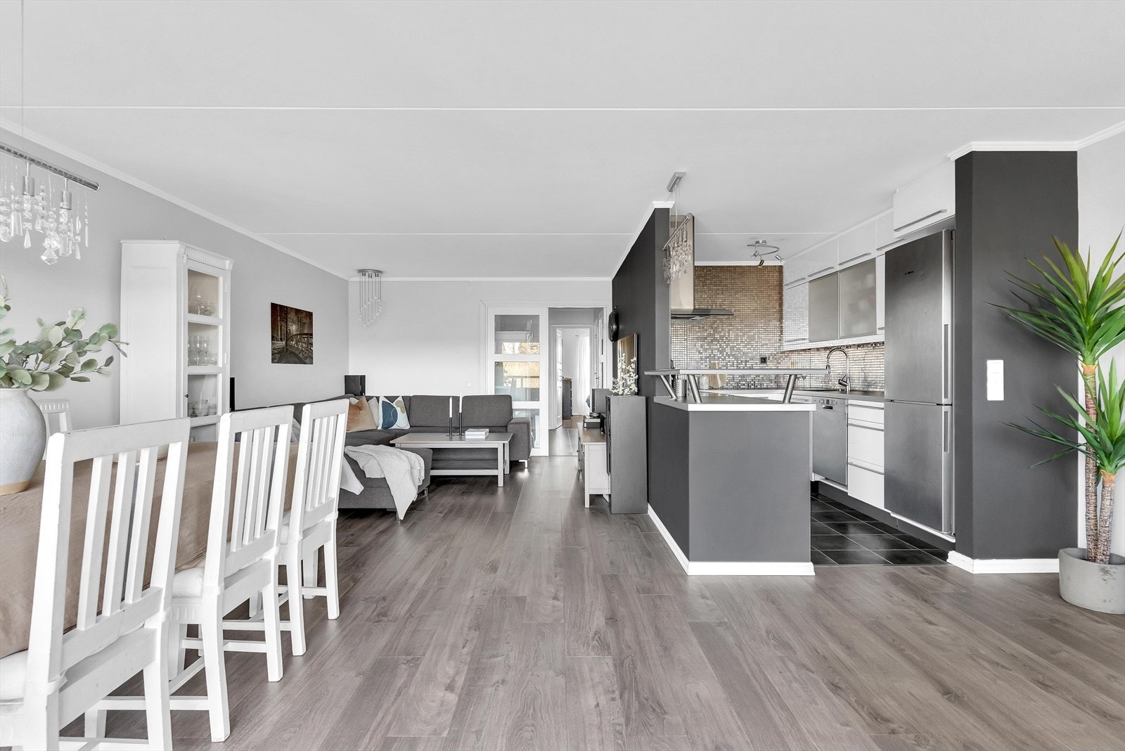 Kjøkkenet er i delvis åpen løsning, men har likevel en tydelig avgrenset sone. Galleribilde