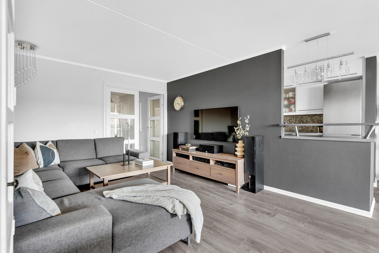 Leiligheten har pene overflater, og en romslig stue med god plass til sofagruppe og tilhørende mediemøblement. Galleribilde