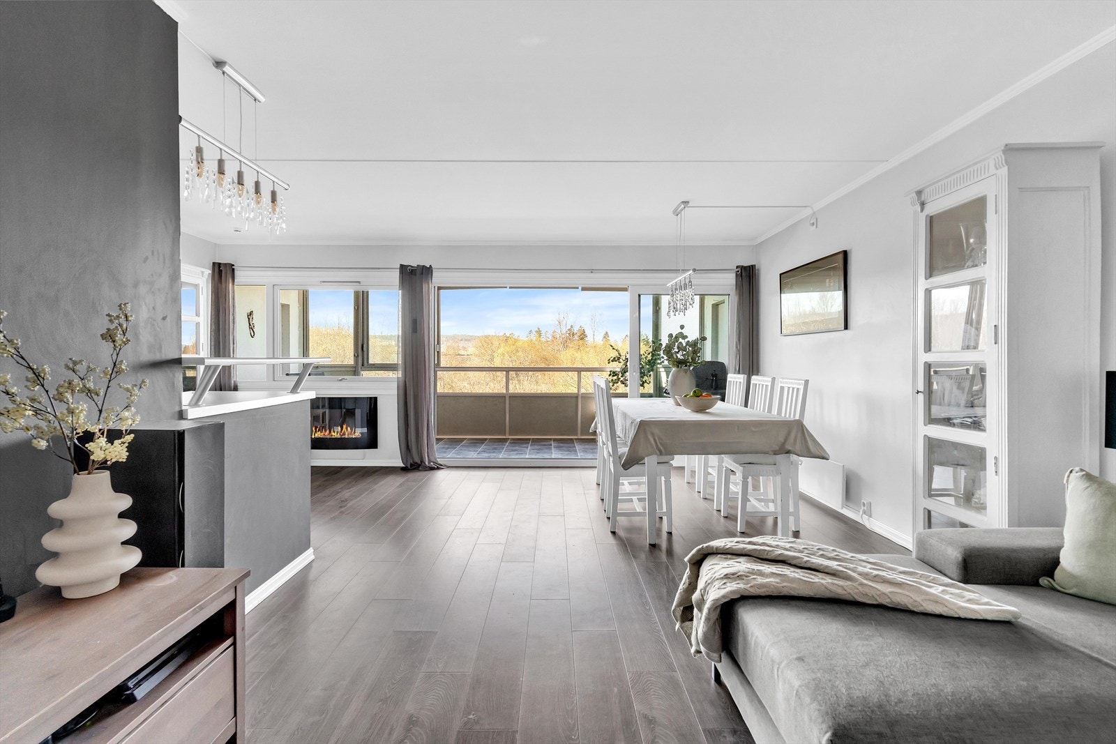 Fra stuen har du adkomst til en romslig, innglasset balkong med plass til utemøblement i flere soner. Galleribilde