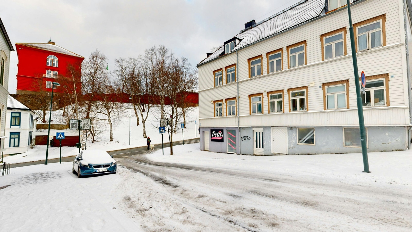 Leiligheten ligger i 2 etasje fra gatenivå Galleribilde