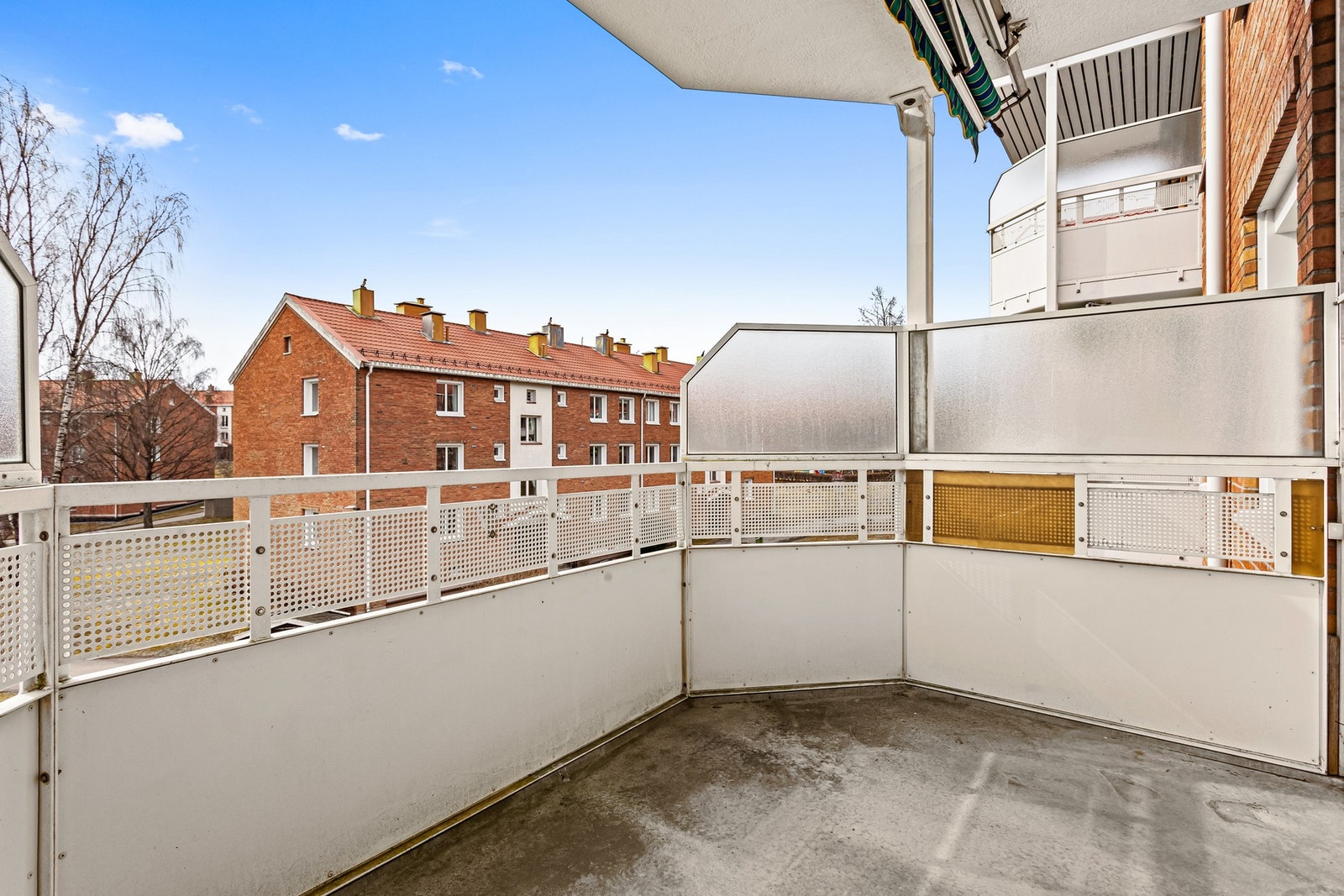 Sydvestvendt balkong med masse sol og godt med plass til utemøbler Galleribilde