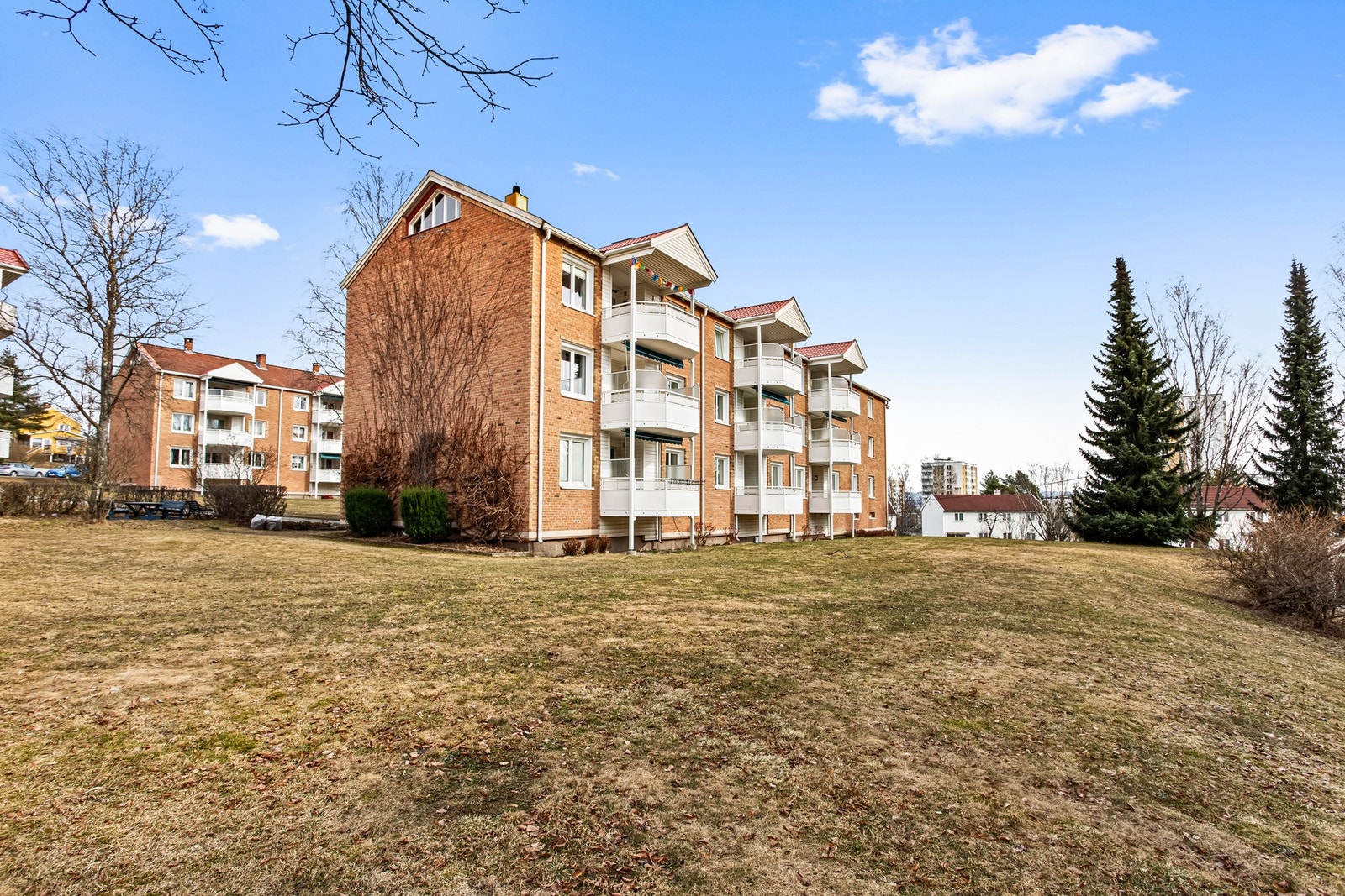 Området rundt boligen er dekket av store og fine grøntarealer Galleribilde