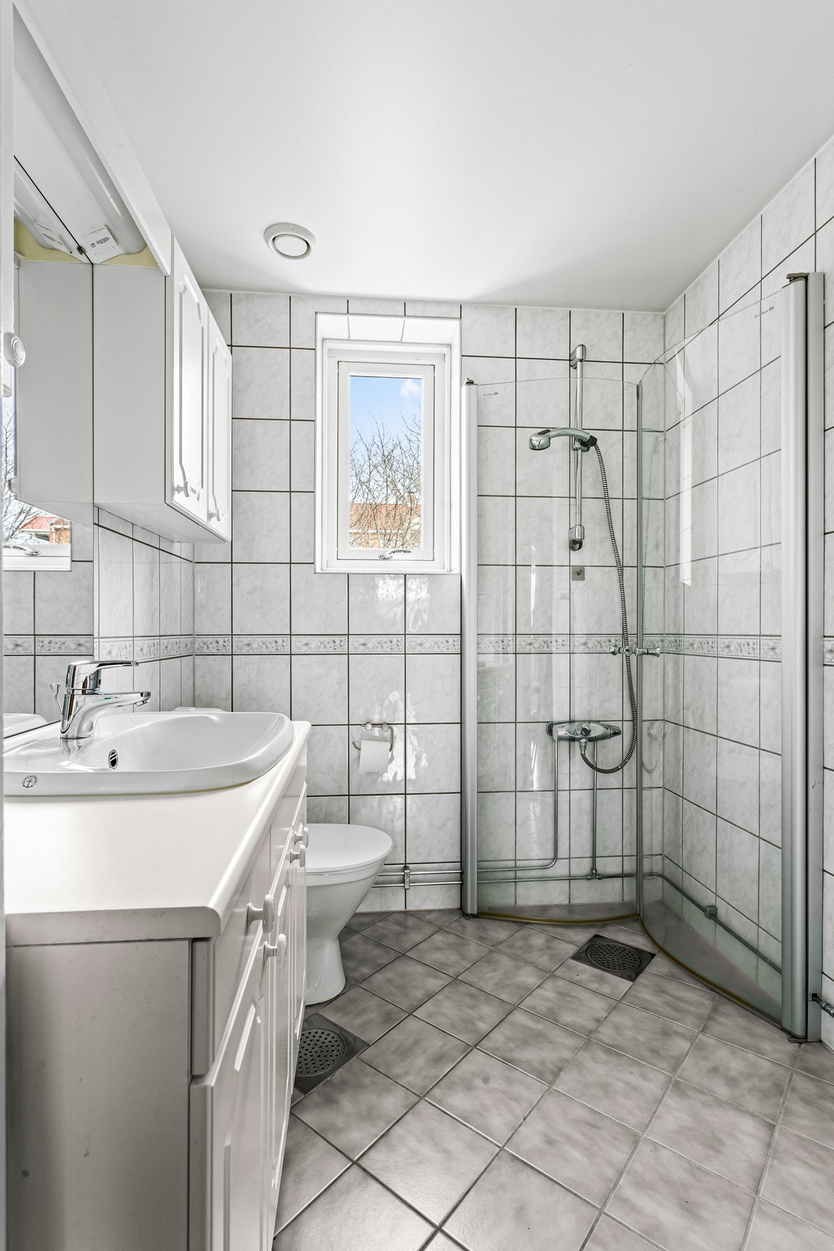 Pent bad totalrenovert i regi av borettslaget i 2003 Galleribilde