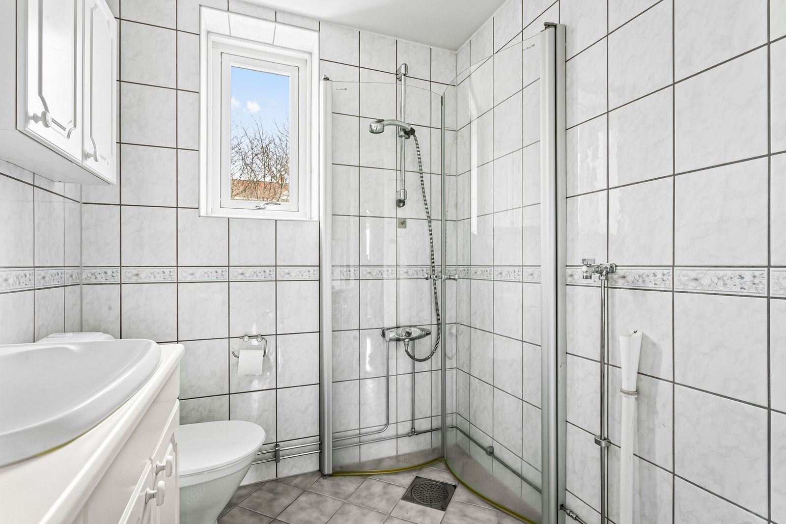 Det er plastluk og hjelpesluk i rommet. Galleribilde