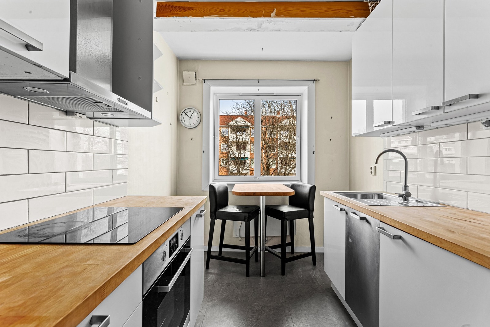 Hvitevarer som platetopp, stekeovn, oppvaskmaskin og frittstående kjøl/frysesakap medfølger Galleribilde