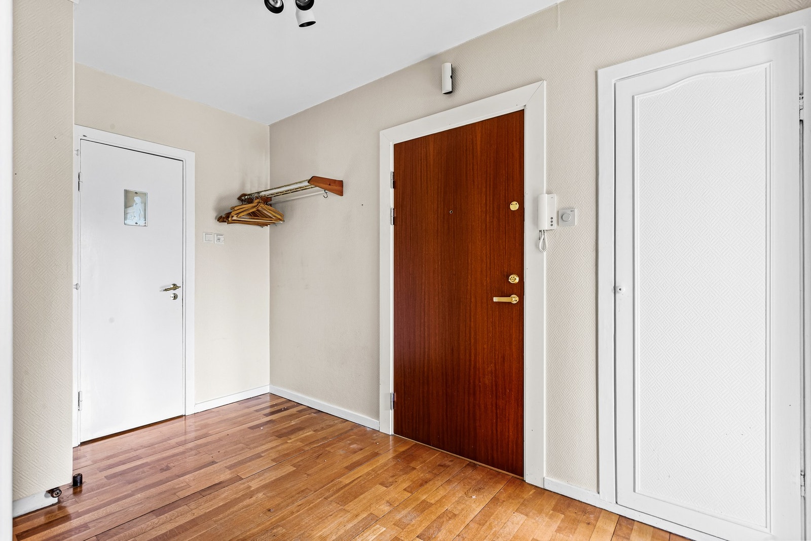 Stor og fin entré med innvendig bod! Galleribilde