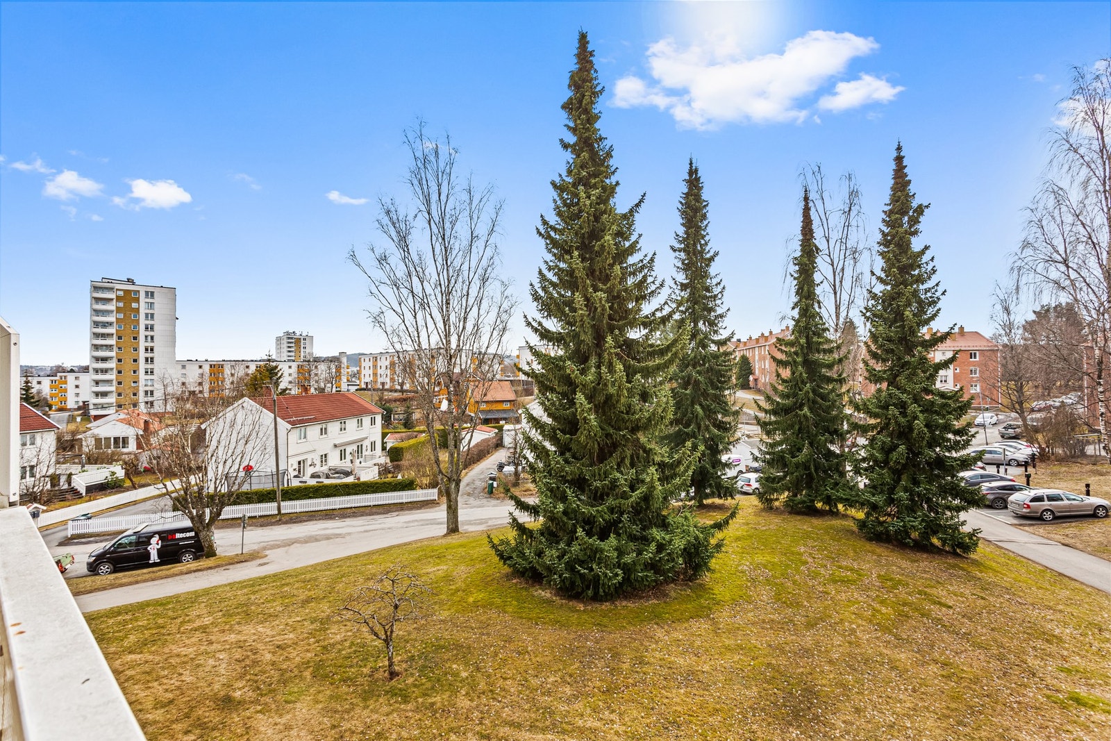 Fin utsikt fra balkong mot nærområdet Galleribilde