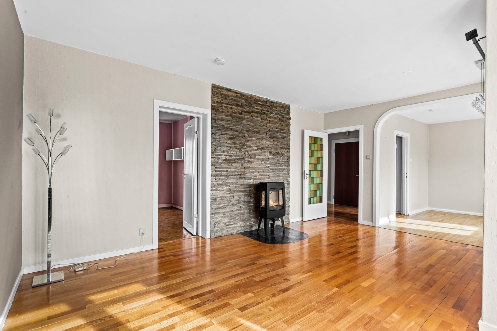 Boligen har stort potensiale og det er peis til vedfyring i stuen! Galleribilde