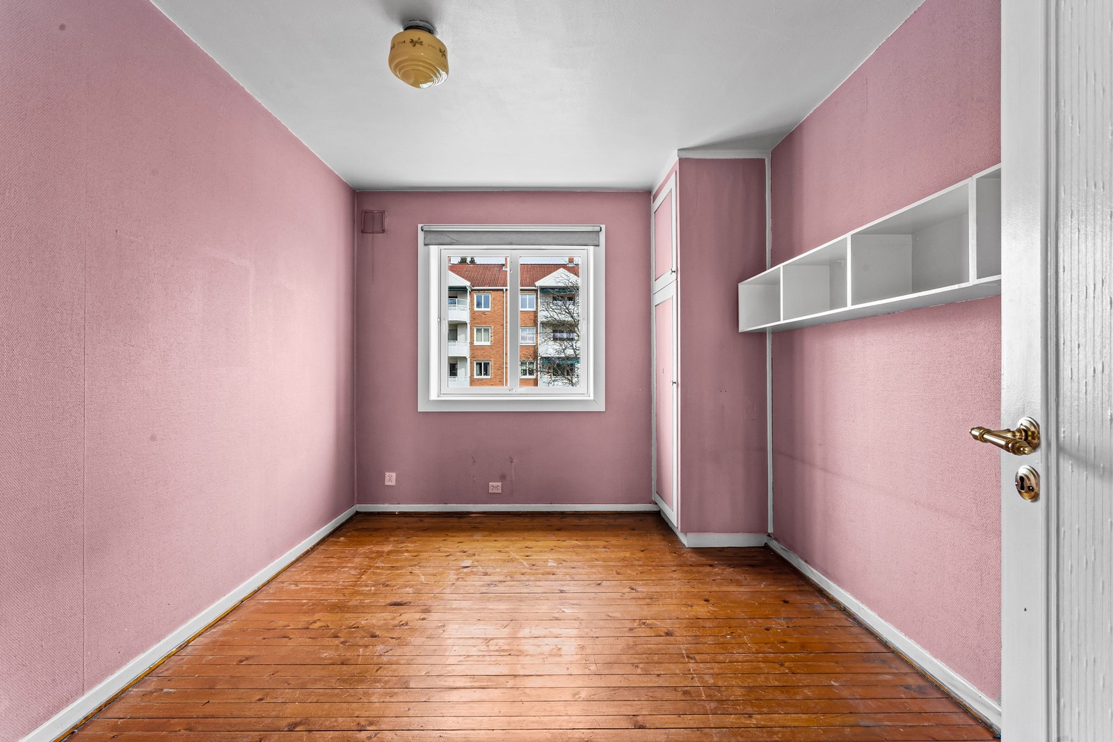 Stort hovedsoverom med originalt tregulv og plassbebygde skap Galleribilde