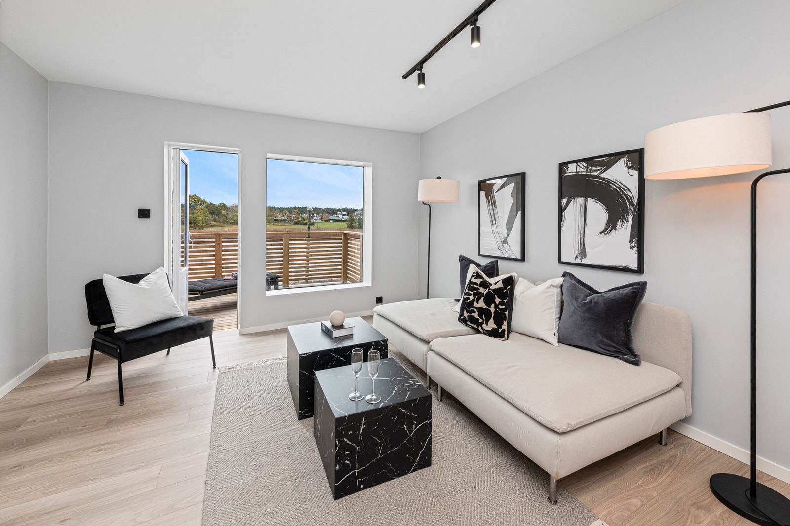 Loftstuen er et lyst og luftig rom takket være store vindusflater som gir rommet rikelig med daglys. Galleribilde