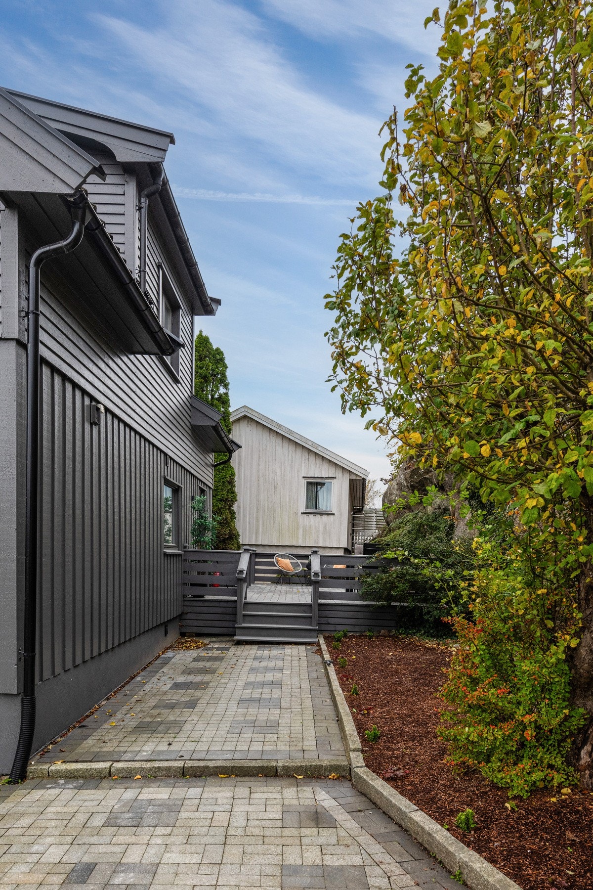 Steinlagt uteplass ved inngangsparti. Galleribilde