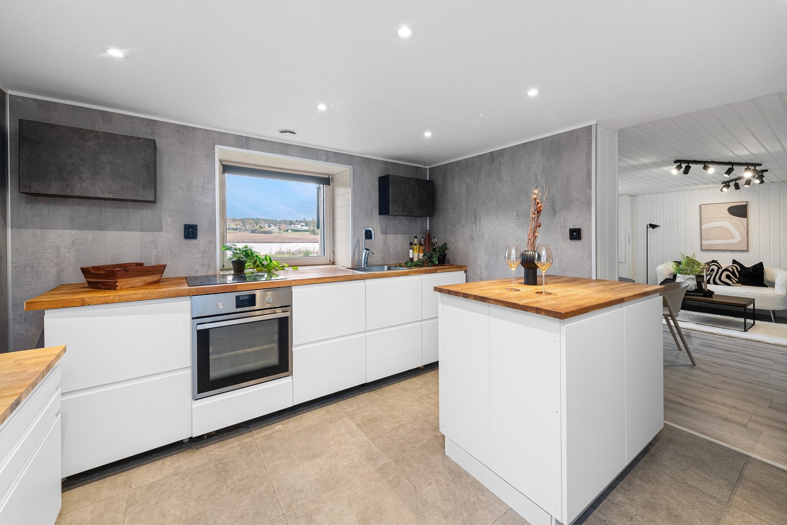 Kjøkkensonen defineres av moderne kjøkkeninnredning med slette fronter og laminert benkeplate. Galleribilde