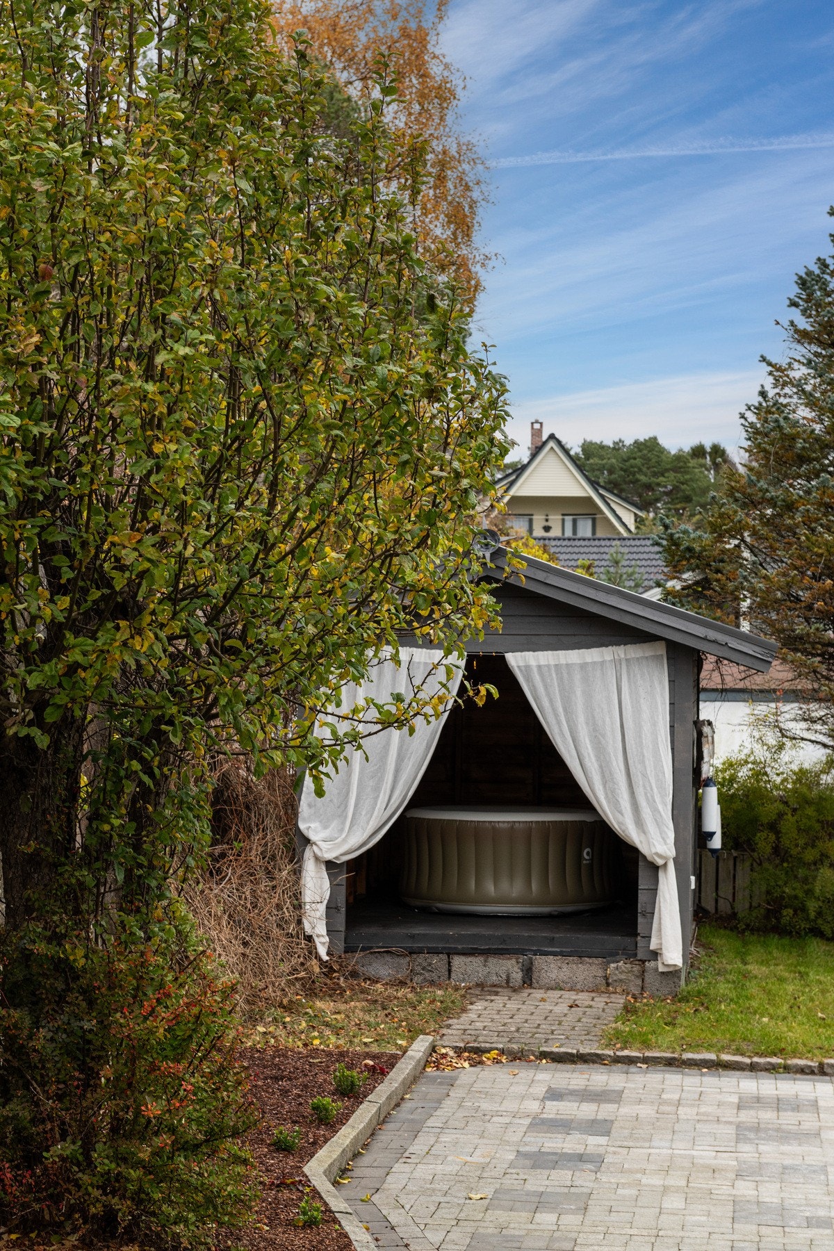 I tillegg har eiendommen en frittstående åpen bod oppmålt til ca. 8 m2. Galleribilde