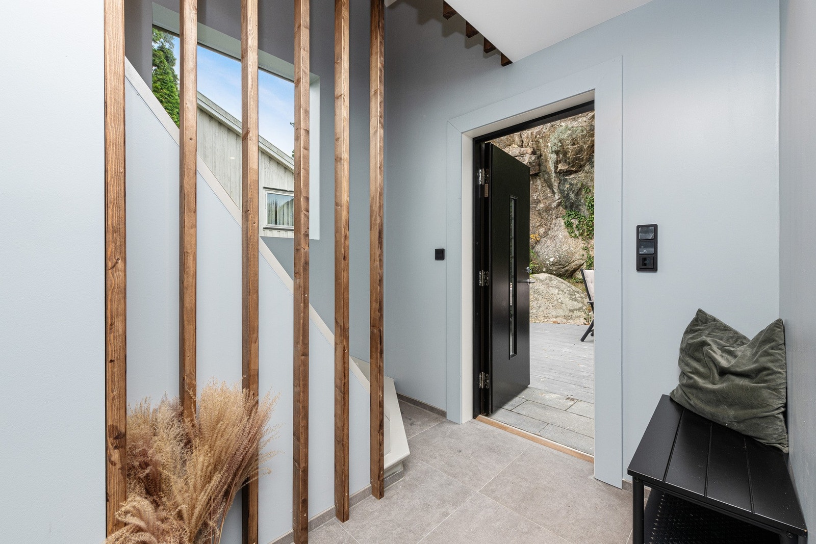 Innbydende entré malt i moderne farger med god plass til å henge av seg ytterklær og sette fra seg skoene. Galleribilde