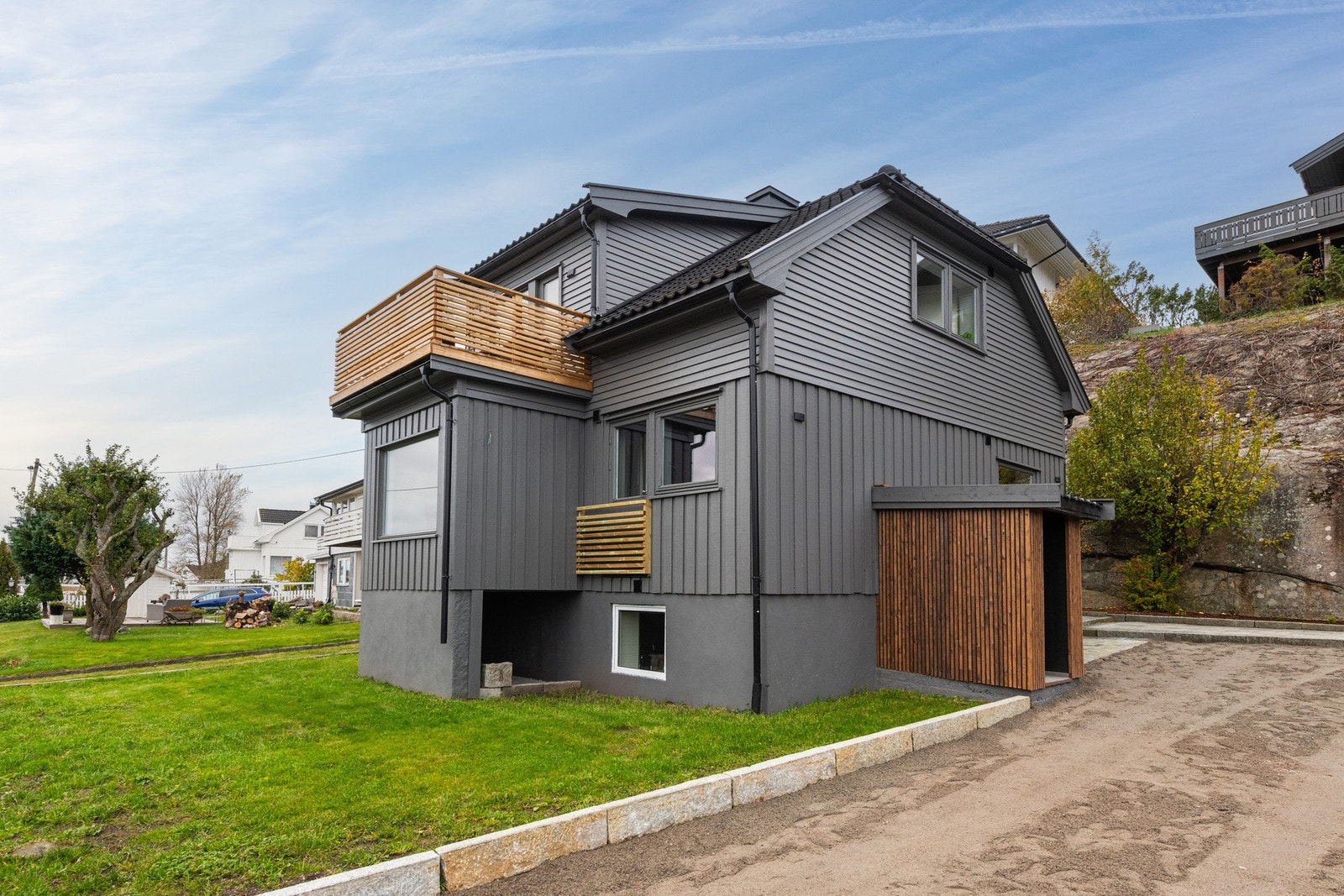 Boligen ligger tilbaketrukket i blindvei på Øyaveien i Engelsviken, nær Engelsviken Brygge. Galleribilde